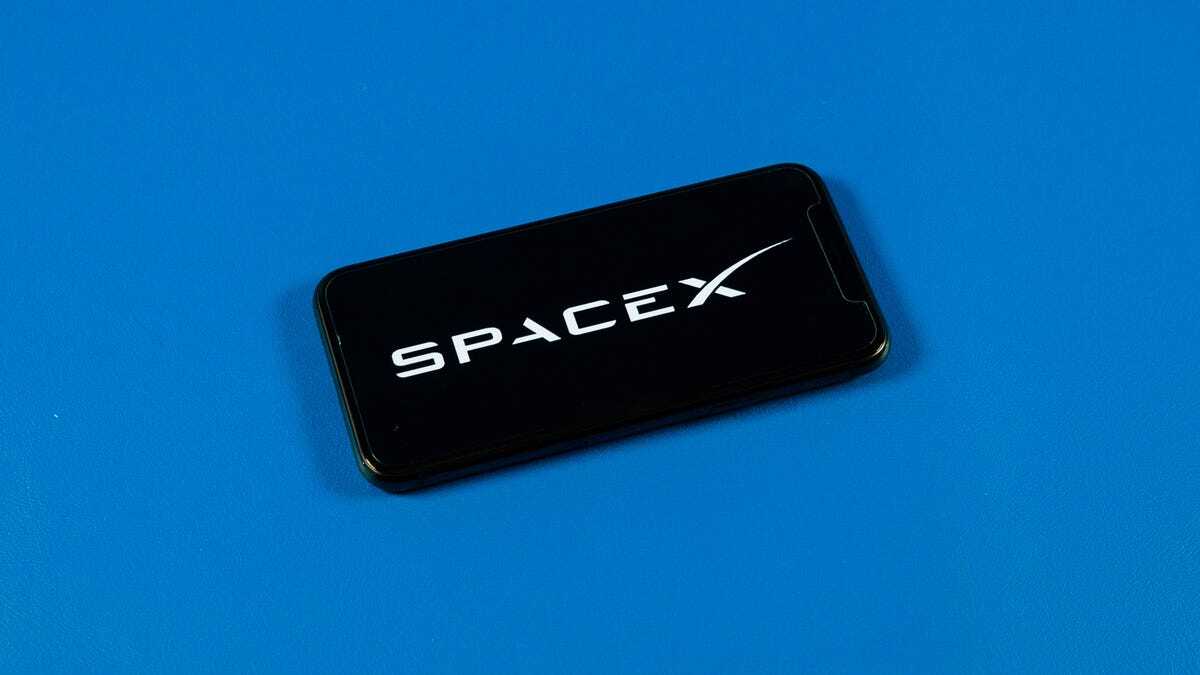  SpaceXのロゴを表示したスマートフォン