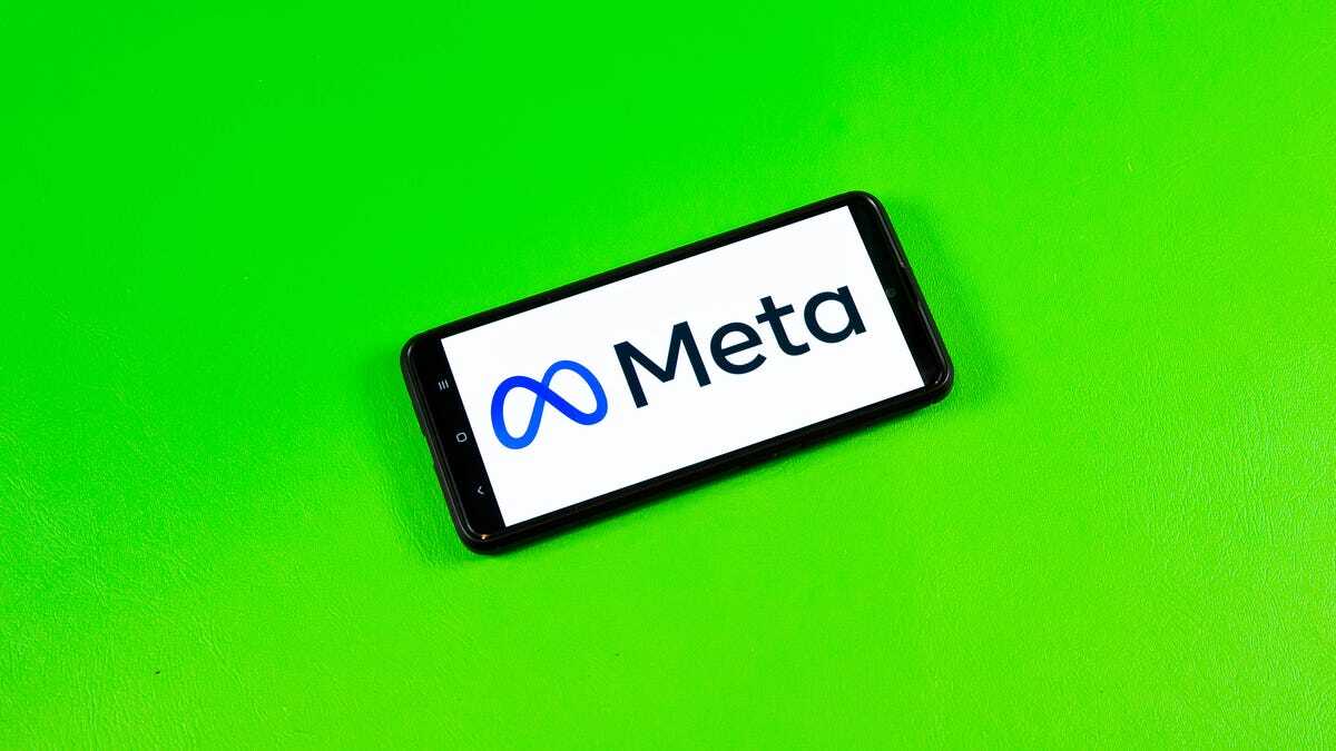 Metaのロゴを表示したスマートフォン
