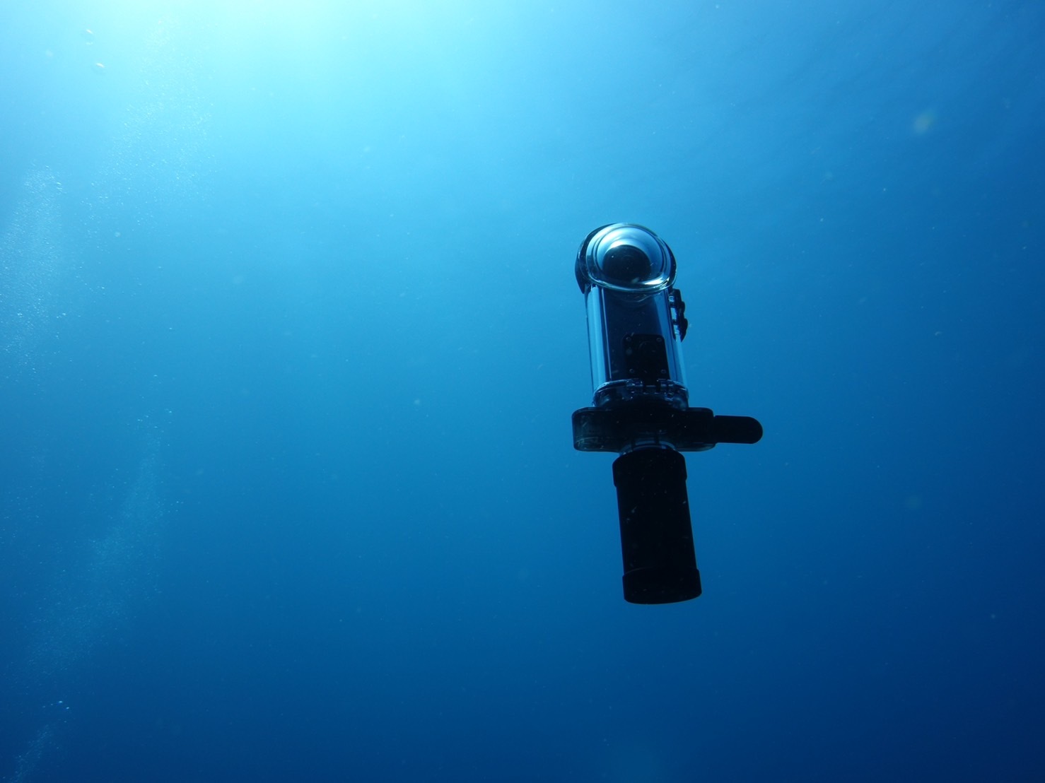 リコー 水中で浮く360度カメラ向け浮力調整器 Staythee 魚の浮袋の原理にヒント Cnet Japan