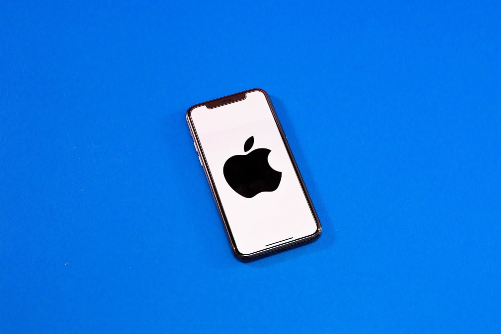 Appleのロゴを表示したスマートフォン