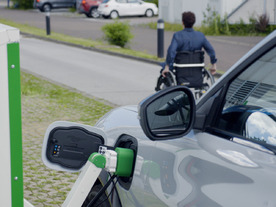 フォード、車から降りずに充電できるロボットEV充電ステーション--身体の不自由な人を支援
