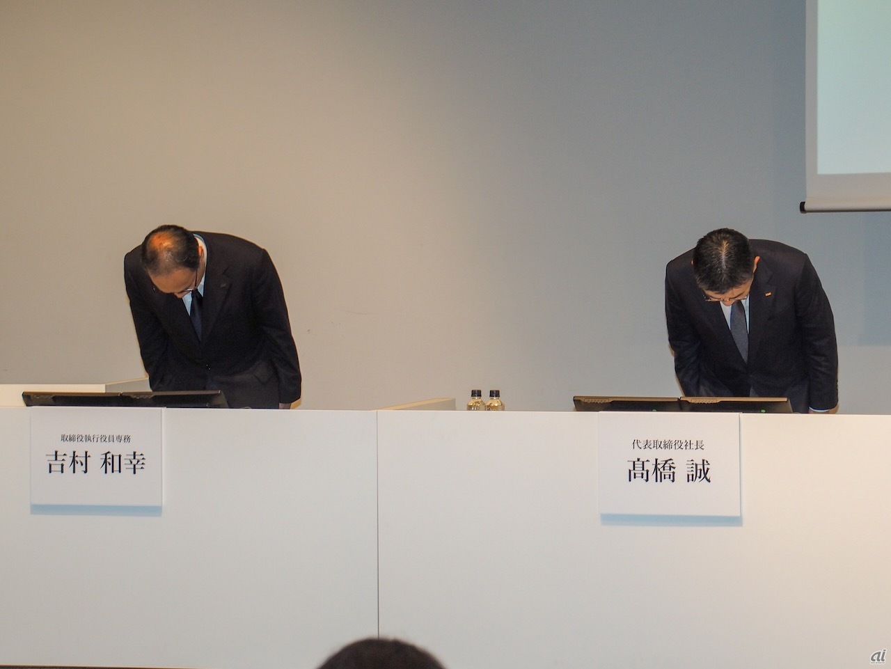 2022年7月29日の説明会で、通信障害について改めて謝罪するKDDIの高橋氏と、取締役執行役員専務の吉村和幸氏