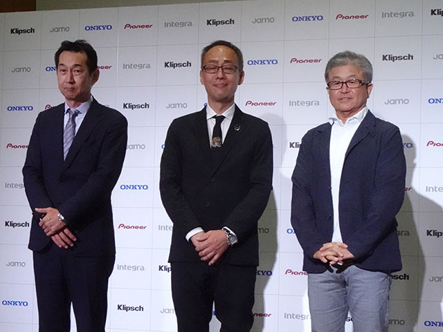 Premium Audio Company 日本担当ディレクターの上山洋史氏（中央）、ティアック 国内営業部長の山本浩史氏（左）、オンキヨーテクノロジー マネージングディレクターの宮城謙二氏（右）