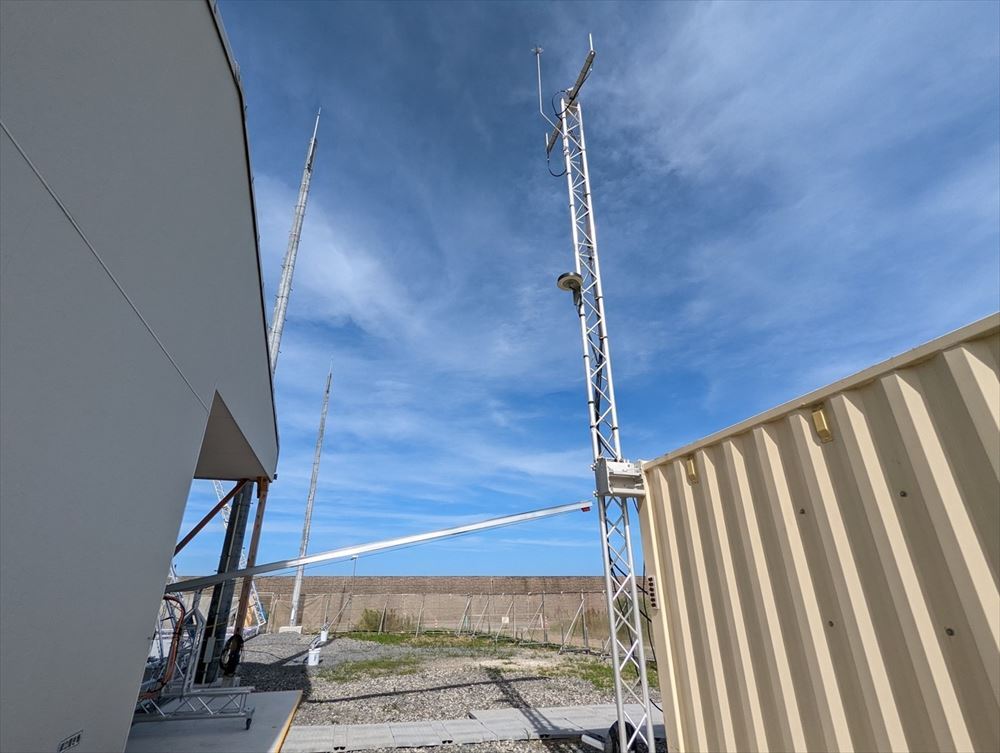 パワーアンドネットワークコンテナと、すぐ左横に立っているのがコミュニケーションタワー