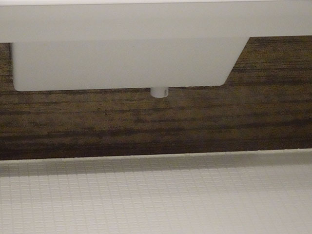 「床ワイパー洗浄」では、カウンターの下に取り付けられたノズルから水が出てきて洗浄する