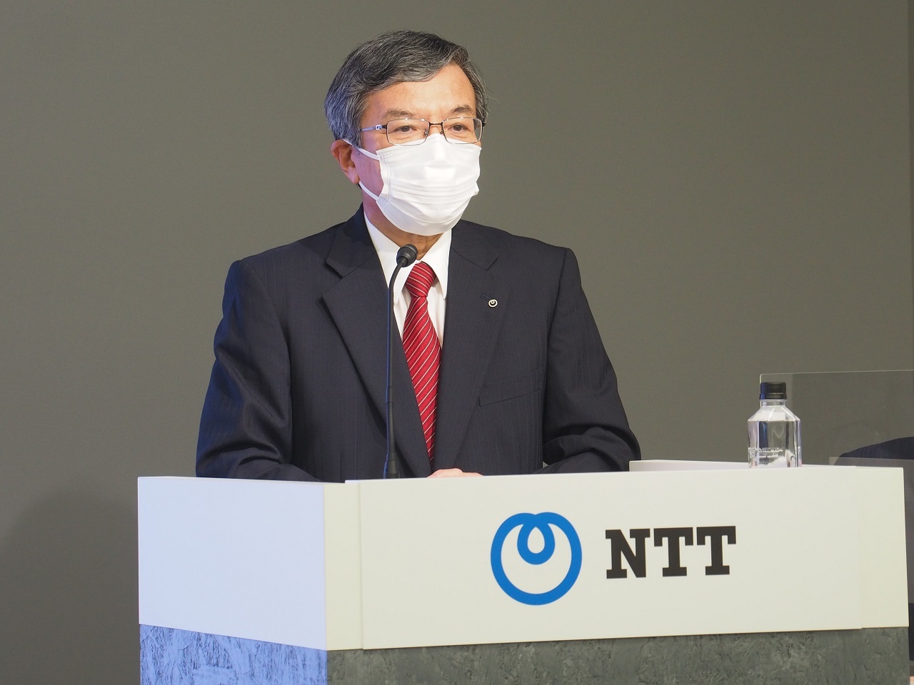 NTTの新社長に就任した島田氏。今四半期はドコモの番号ポータビリティによる転入がプラスに転じたことを明らかにしている