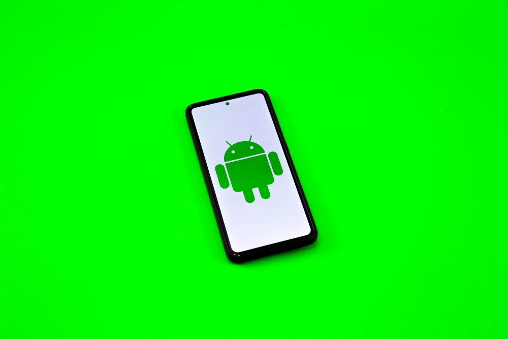 Androidのロゴを表示したスマートフォン