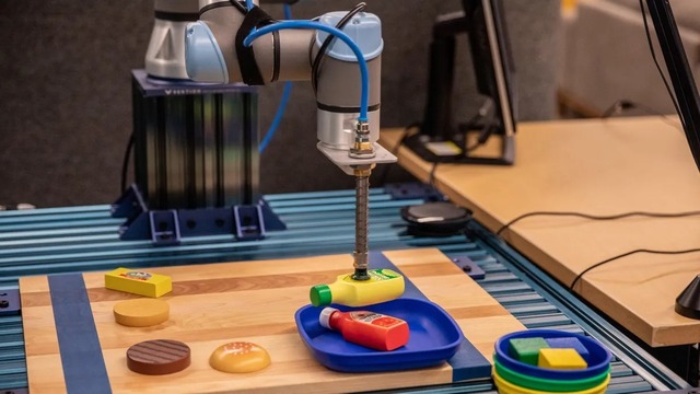　青いトレイに調味料を積み上げるよう求められた際、ロボットは装備された吸引式のマニピュレーターによって適切な物体を吸引する。
