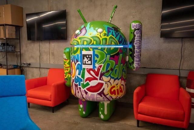　Googleのロボット工学オフィスにあるものは、この大きな「Android」のマスコット像も含め、周囲を動き回るロボットによってスキャンできるよう、白黒のQRコードが付加されている。
