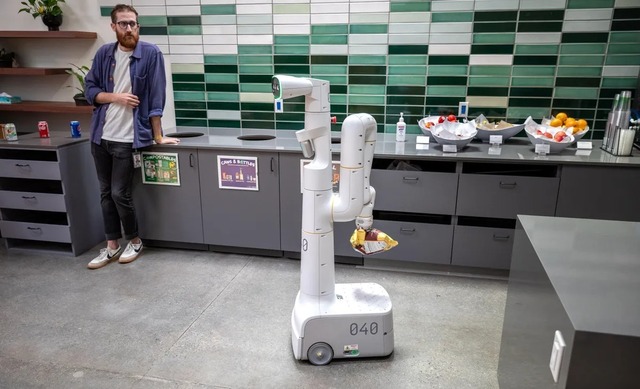 　Googleの「PaLM-SayCan」ロボットが従業員用キッチンにある引き出しからポテトチップスの袋を取り出したところ。このロボットは人工知能（AI）による言語処理を活用し、人間の命令を解釈した上で、あらかじめ適用するよう訓練されているおよそ100の汎用スキルセットを用いて、適切な反応を絞り込むようになっている。
