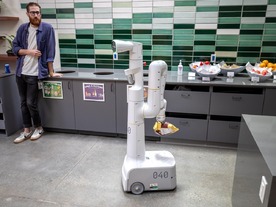 写真で見るグーグルのAI活用ロボット--自然な言葉を理解、缶を捨てポテチを渡す