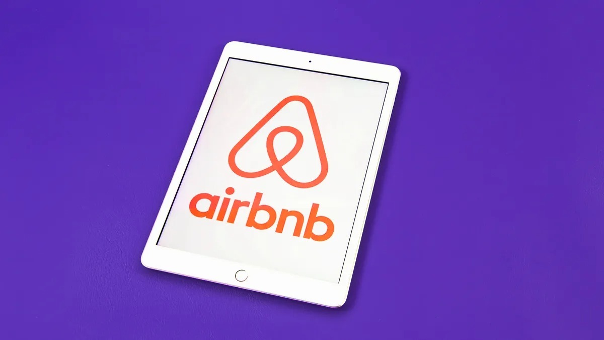 Airbnbのロゴを表示したスマートフォン