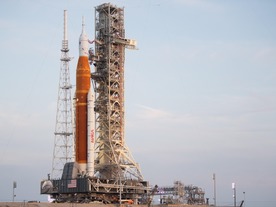 NASAの月探査ミッション「アルテミス1号」のロケット、発射台に到着