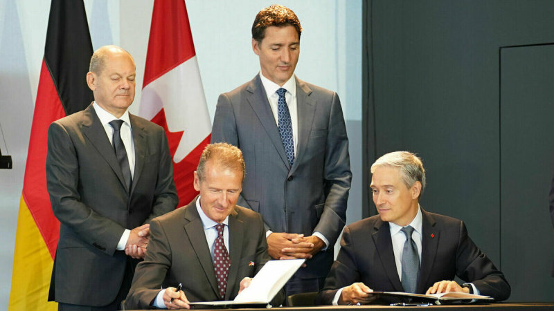 前列は署名中のVWのCEOヘルベルト・ディース氏（左）と、カナダの革新・科学・産業大臣フランソワフィリップ・シャンパーニュ氏（右）。後列はドイツ首相オラフ・ショルツ氏（左）とカナダ首相ジャスティン・トルドー氏（右）（出典：VW）