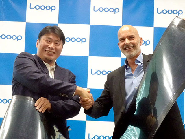左から、Looop 代表取締役社長CEOの中村創一郎氏と Heliatek CEOのGuido van Tartwijk氏