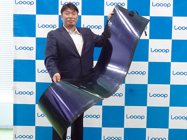 「Heliasol」を手にするLooop 代表取締役社長CEOの中村創一郎氏