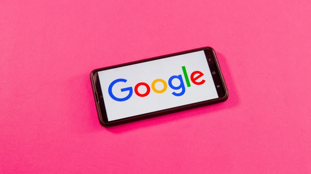 Googleのロゴを表示したスマートフォン