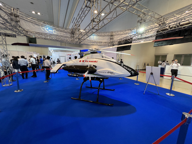 　会場に入った正面には川崎重工業が無人垂直離着陸機「K-RACER」を展示。無人の電動ヘリは機動力の高さから山岳部を中心に世界で導入が進んでいる。
