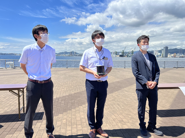 　2日目には、兵庫県と神戸市、NIRO（新産業創造研究機構）の連携により、ドローンの先行的利活用による産業創出を支援するプロジェクト「DRONE HYOGO」に参加するTOMPLA（写真右）、日本化薬（中央）、新明和工業（左）の3社が開発中の機体を使用したデモンストレーション飛行を披露した。