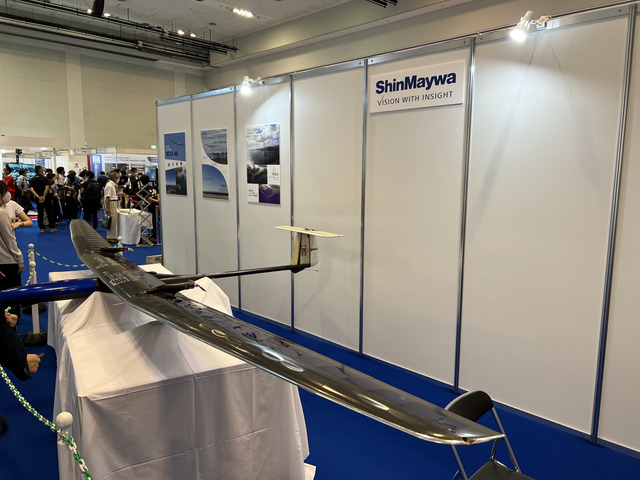 　新明和工業は昨年度のプロジェクトで電動固定翼ドローンによる大気汚染モニタリングを実施した「XU-S」を会場に展示。