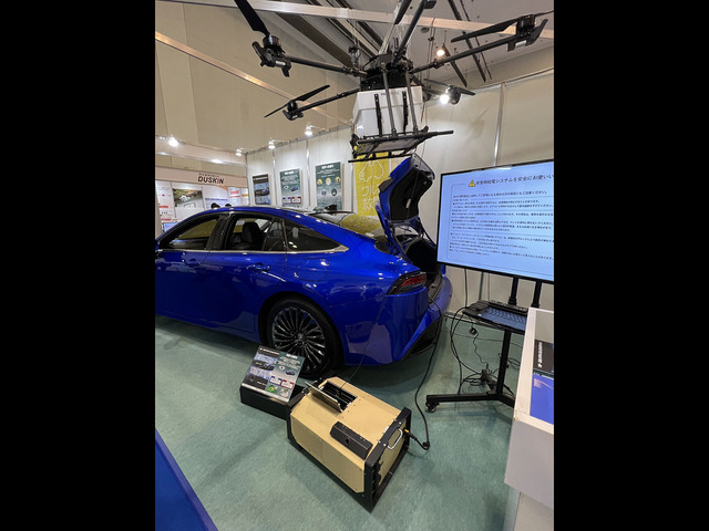 　神戸トヨペットは、燃料電池自動車トヨタMIRAIを動力源にプロドローンの有線給電ドローンを飛ばし、災害時の携帯電話基地局として提供する取り組みを紹介した。