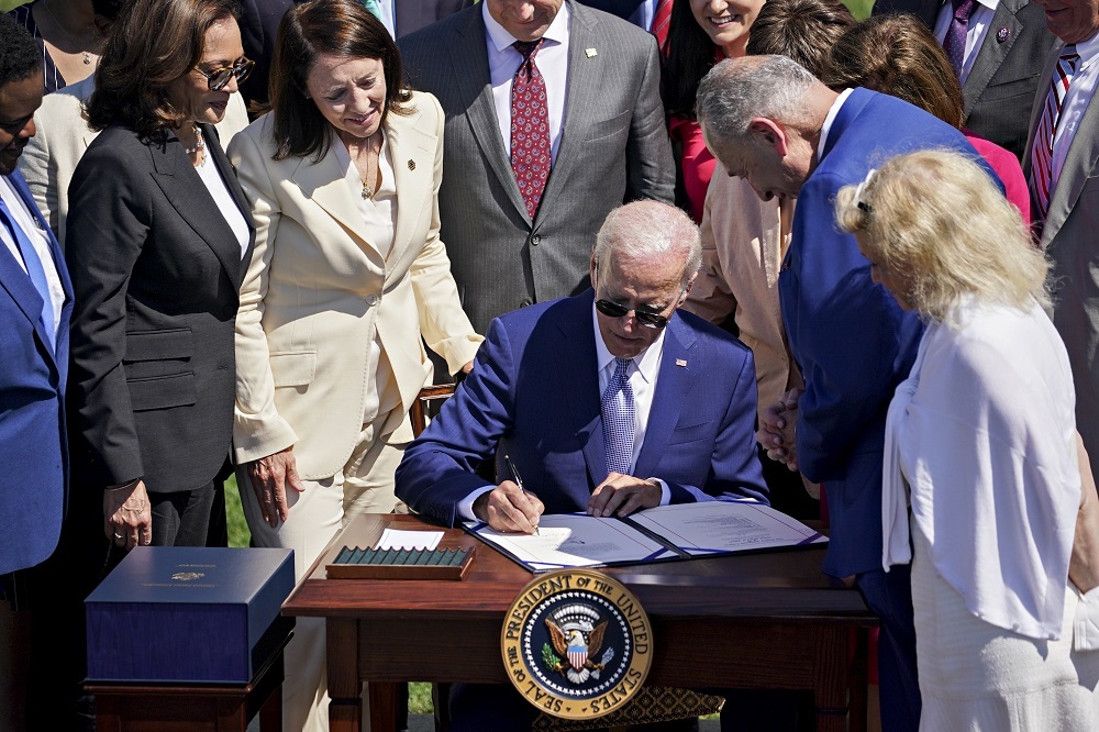 Joe Biden大統領による署名の様子
