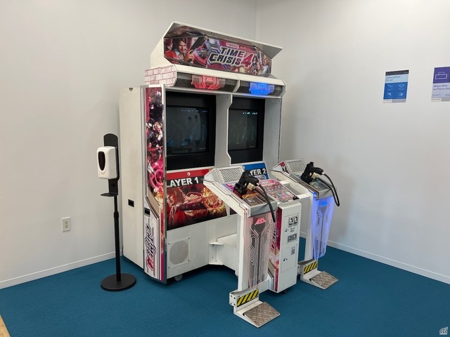 　ゲームセンター仕様の「TIME CRISIS4」がオフィス内に設置。仕事の息抜きに。