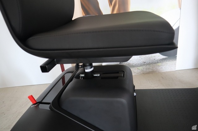 　満充電で33km走行できるというバッテリーは、椅子の下に設置されている。