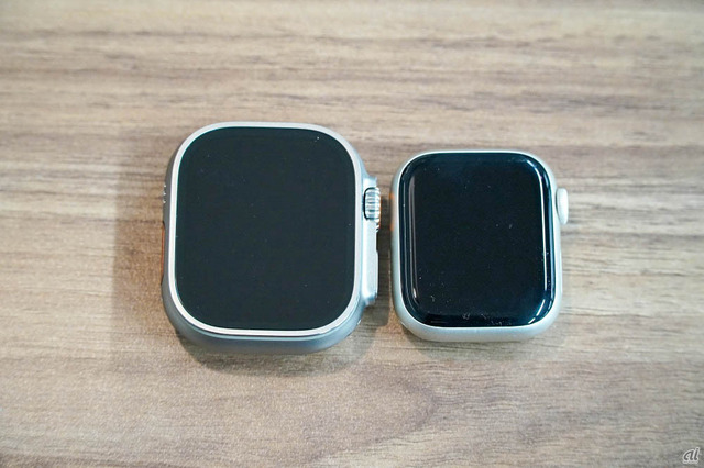　筆者がこれまで使用していた41mmのApple Watch Series 7（アルミニウム）と比較したところ。厚みもサイズもかなり大きいと感じる。Apple Watch Ultraのディスプレイは丸みがなく、平たい。