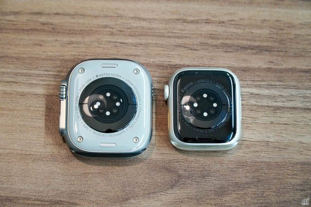 　背面から見たところ。Apple Watch Ultraには「皮膚温センサー」が加わっているはずだが、目で見える範囲でセンサーの部分に大きな違いは見られない。Apple Watch Ultraは、4つの小さなネジがある。