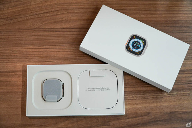 　Apple Watch Ultra本体と、右側には充電ケーブル。
