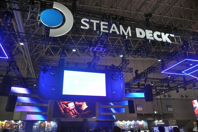 　Komodoブースでは、Valveのゲーム機「Steam Deck」の実機を試遊出展。2022年後半に日本を含むアジア圏向けに出荷予定のマシンをいち早く触ることができる。