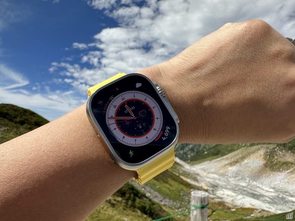 これまでのどのApple Watchよりも2倍明るい、最大2000ニトのRetinaディスプレイ。日差しの強いアウトドアシーンでも見やすい「Apple Watch Ultra」