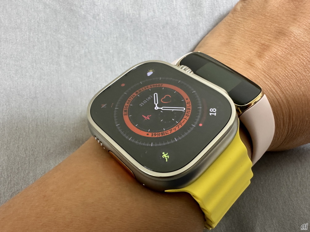 睡眠記録にももちろん使えるが、大きさから合う合わないがありそうだ。Apple Watch Ultraと手持ちの活動量計（Fitbit Luxe）。Fitbitは標準ではヘルスケアアプリとは連携ができないので注意