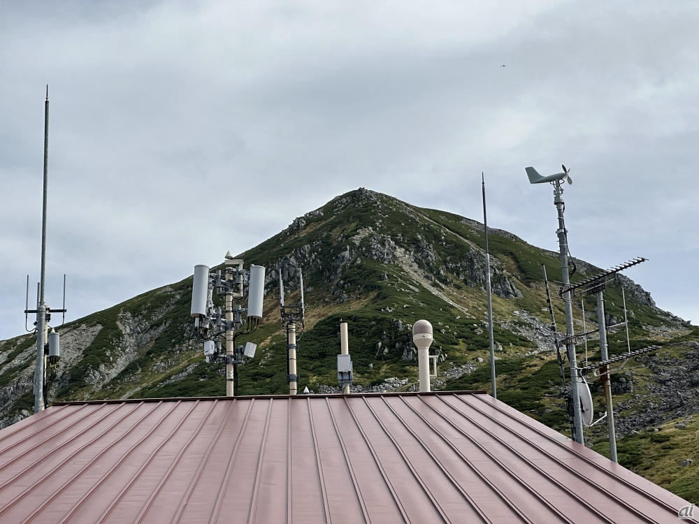 山の上にも基地局（アンテナ）が設置されている。登山道でもスマートフォンがつながる、いざというときのライフラインだ