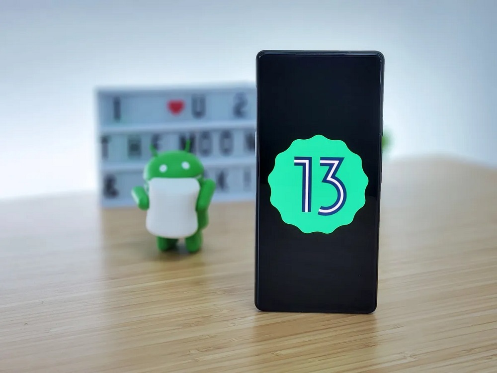 Android 13のロゴを表示したスマートフォン