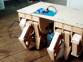 12本脚の「歩行するテーブル」、動画が公開--ゲーム会社エンジニアが製作