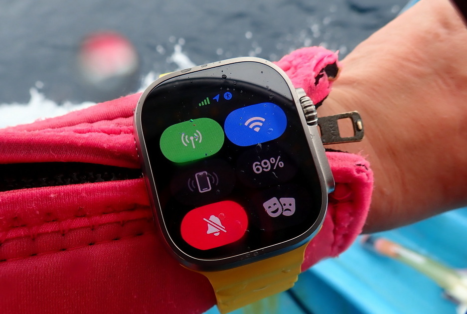 Apple Watch用のモバイルデータ通信プランに契約すると、iPhoneが手元になくても電話をかけたりメッセージを送ったり、緊急電話を発信したりできる