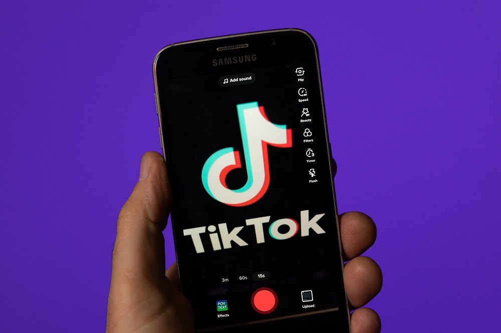 TikTokのロゴを表示したスマートフォン