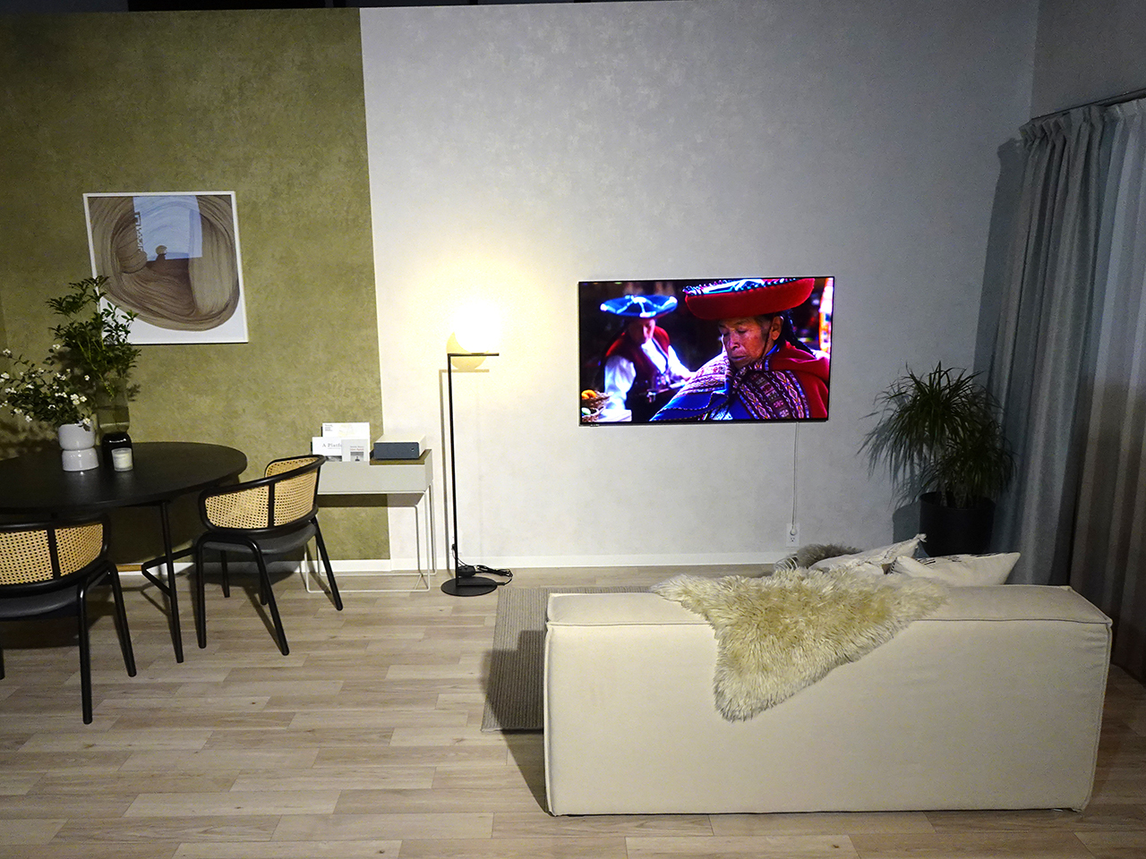 MAKO氏の自室を再現し、「ウォールフィットテレビ LW1」を取り付けたという空間