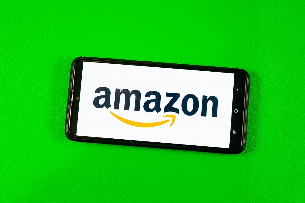 Amazonのロゴを表示したスマートフォン