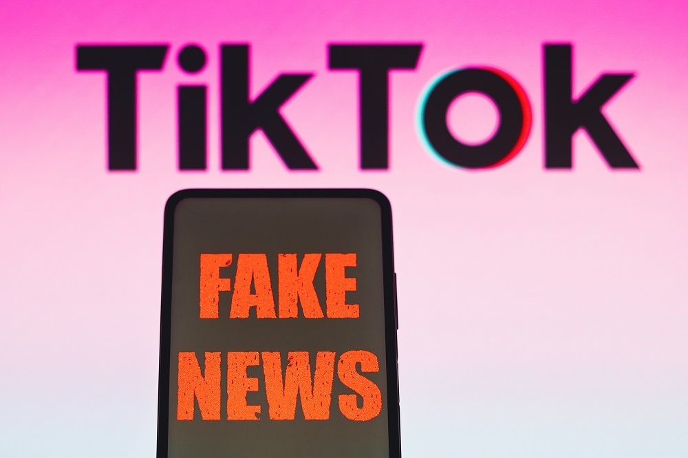 Fake Newsと表示されたスマートフォンとTikTokのロゴ
