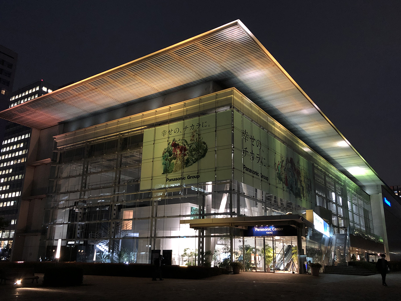「街演出クラウド YOI-en」を使った「パナソニックセンター東京」の照明演出