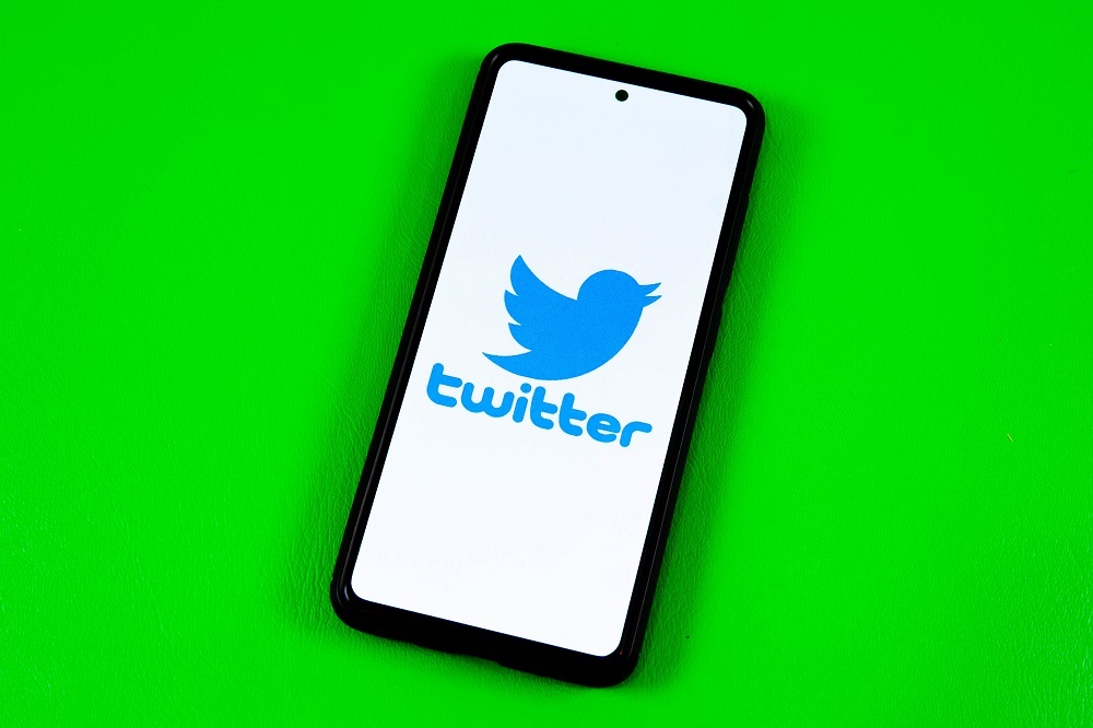Twitterのロゴを表示したスマートフォン
