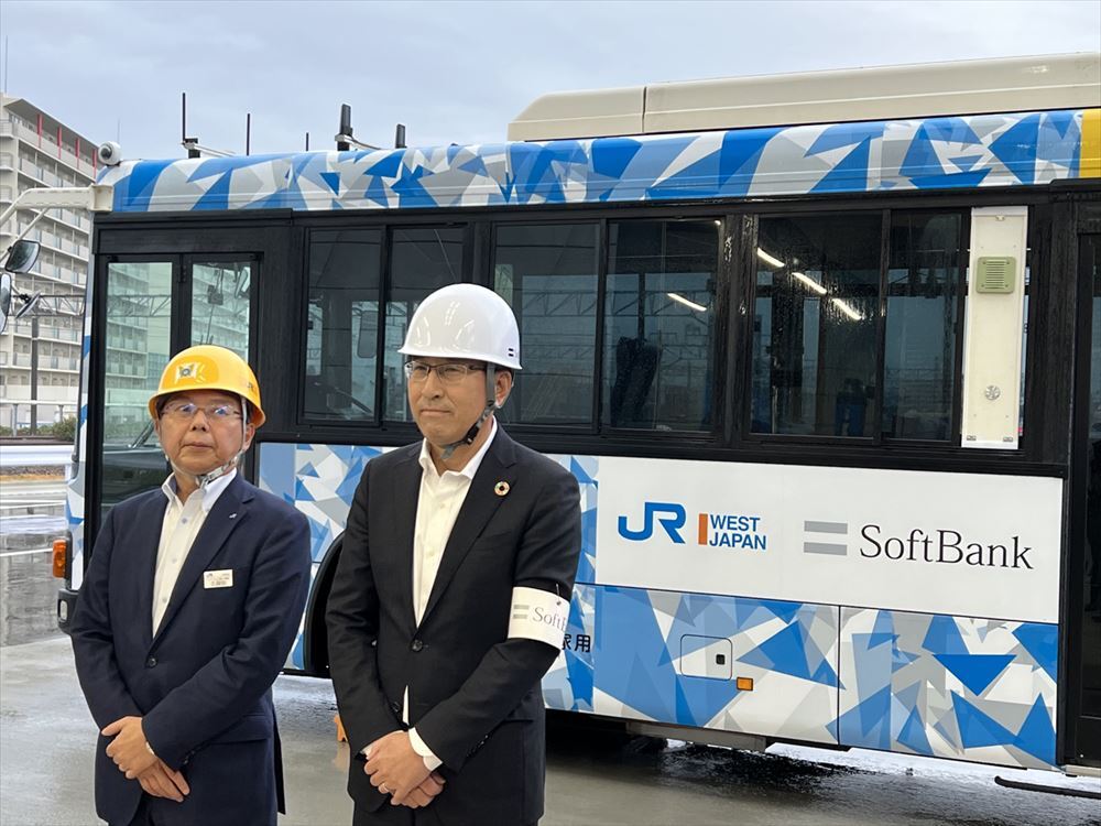 プロジェクトを担当するJR西日本の久保田修司氏（左）とソフトバンクの永田稔雄氏（右）からも説明があった