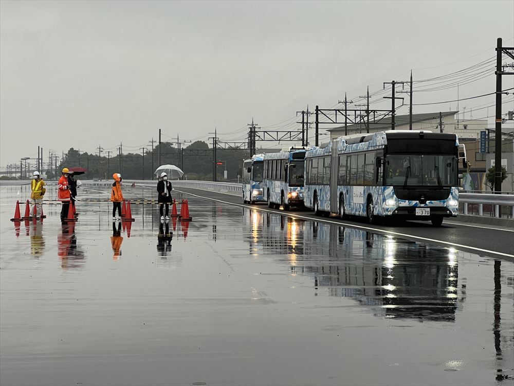 野洲テストコースでの実証実験のデモ走行は雨の中で行われた