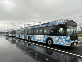3台のバスが自動で隊列走行--JR西とソフトバンク、実証実験を公開