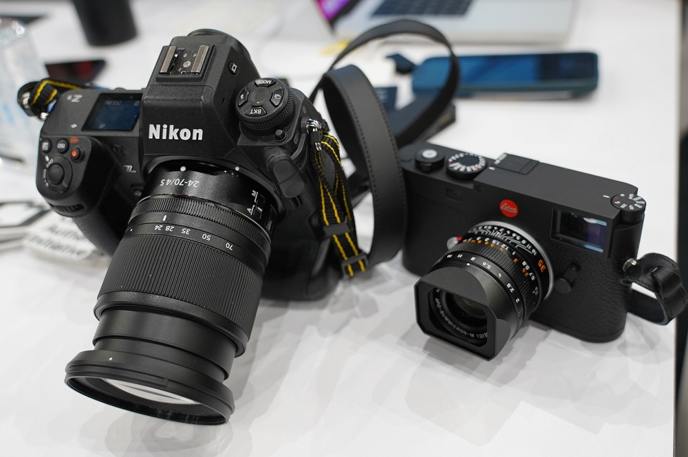 Adobe MAXで展示されたCAI/C2PAに対応したニコンとライカのカメラ、いずれも試作段階のプロトタイプ