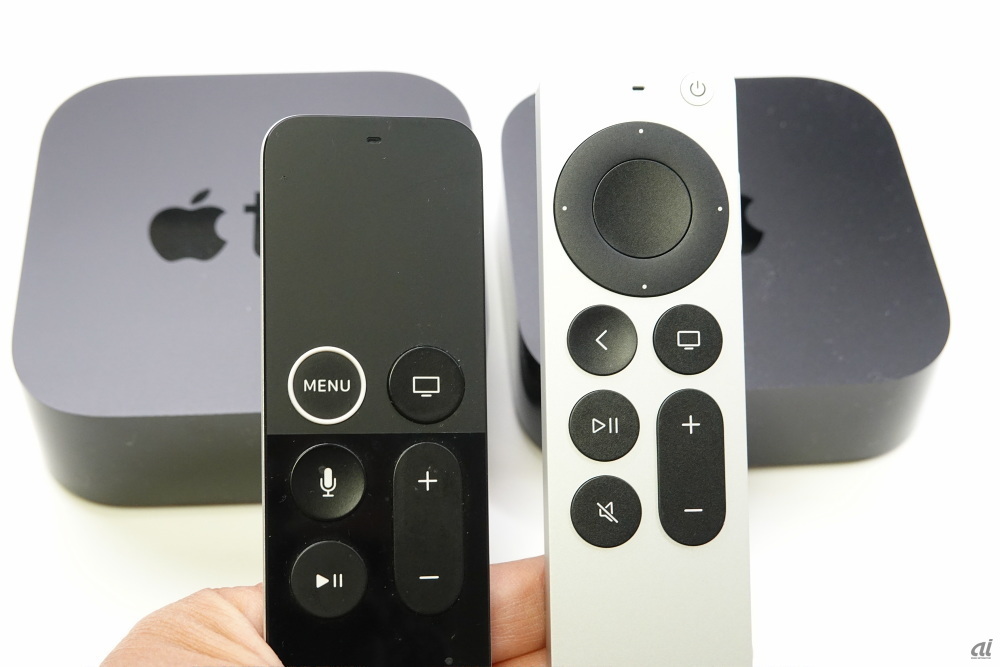 Siri Remoteは第2世代からデザインが大幅に変わった。左は第1世代のもの