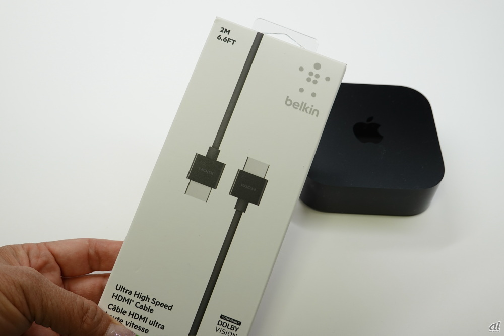 Apple TV本体に加えてHDMIケーブル（別売）が必要になる。写真はbelkinのもの。値段は幅広く、あまり安すぎると伝送速度が遅い可能性があるので注意